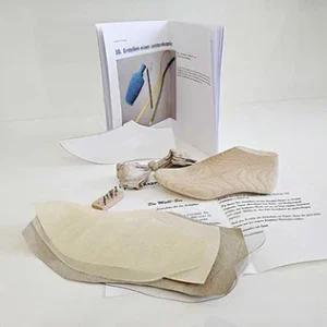 Inhalt der Michl-Box „Die Leistenkopie": Musterleisten, aufgeschnittene Kopierschablonen aus Papier und Anleitung