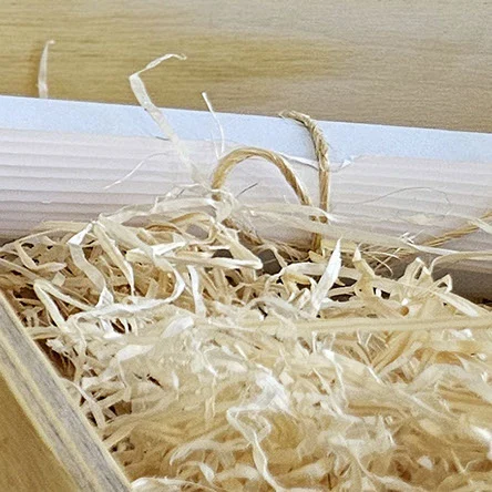 Michl-Box „Der Muskelfunktionstest": geöffnete Holzkiste mit Holzwolle und Unterlagen