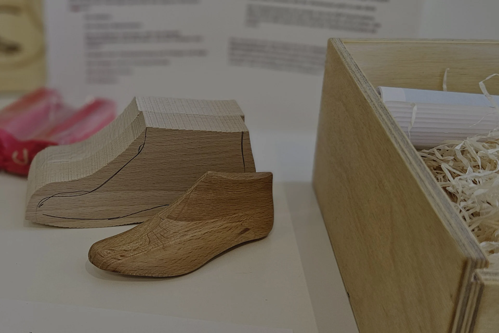 Geöffnete Michl-Box aus Holz mit Musterleisten und Unterlagen